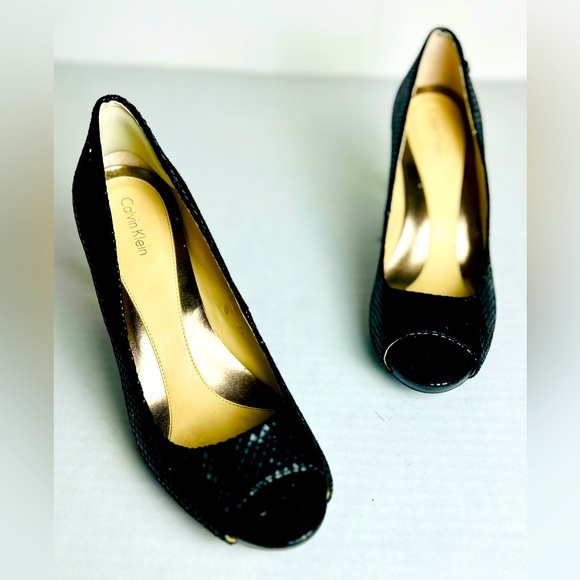 CALVIN KLEIN WOMEN’S KLYE BLACK PYTHON OPEN TOE PUMPS. SIZE 8M - Picture 1 of 6
